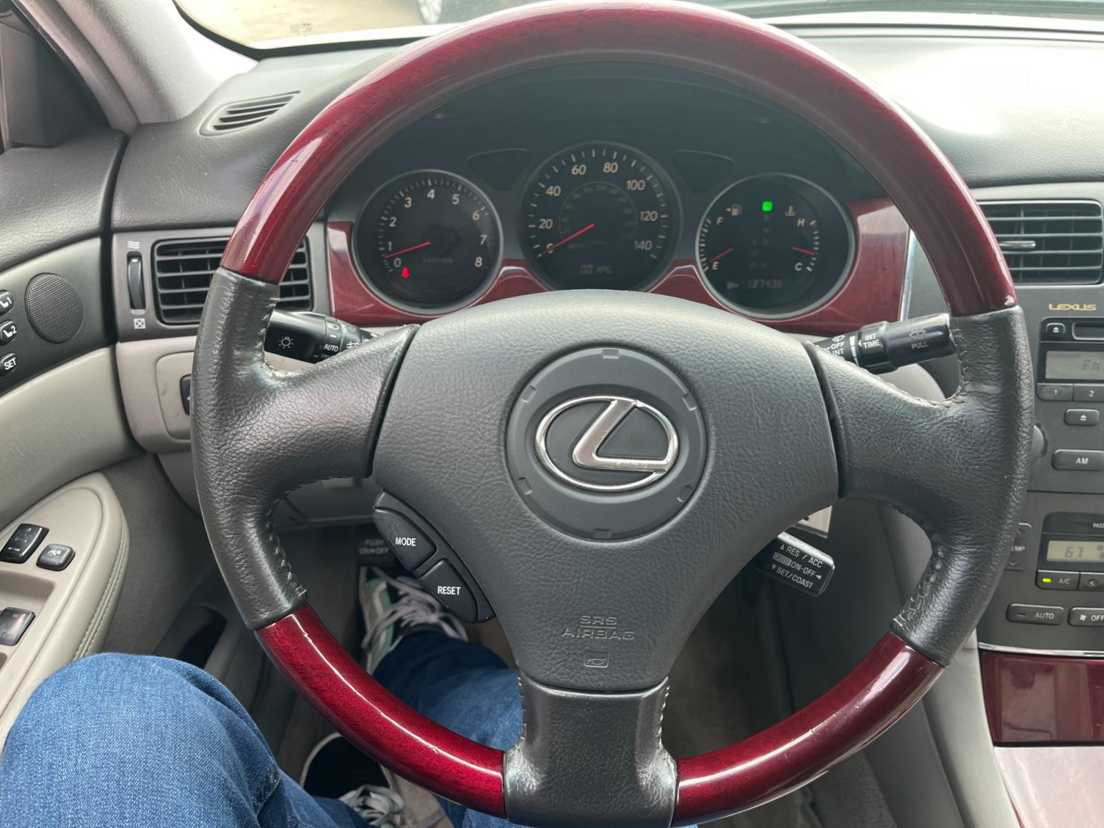 2003 SILVER /gray Lexus ES 300 Sedan (JTHBF30G135) with an 3.0L V6 DOHC 24V engine, 5-Speed Automatic Overdrive transmission, located at 14700 Tomball Parkway 249, Houston, TX, 77086, (281) 444-2200, 29.928619, -95.504074 - Photo #15